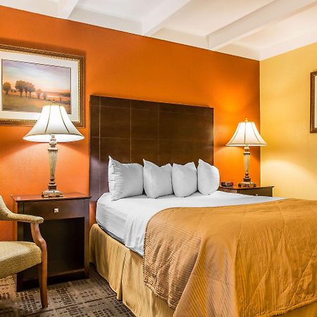 Clarion Hotel & Suites Hamden-New Haven Екстериор снимка