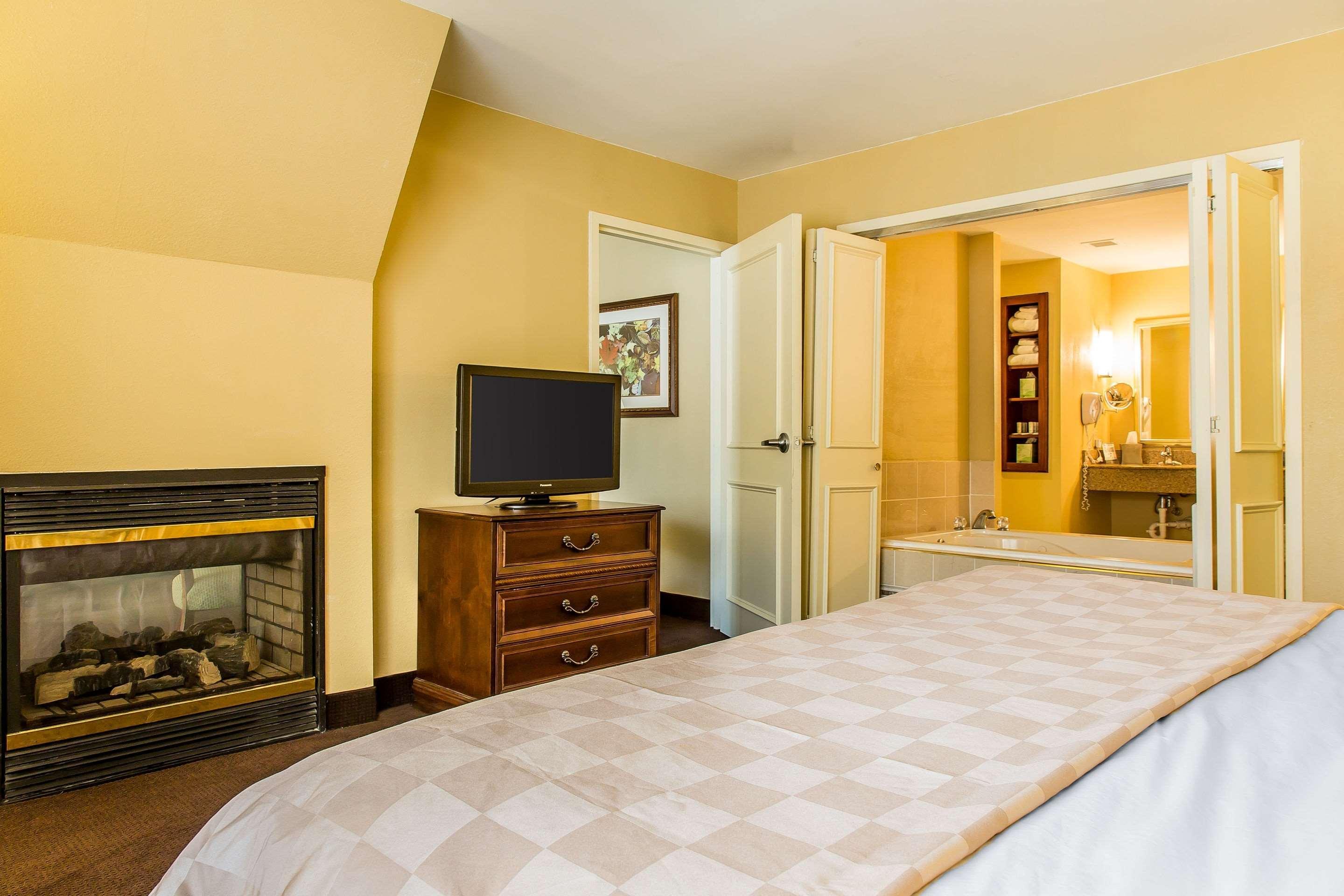 Clarion Hotel & Suites Hamden-New Haven Екстериор снимка
