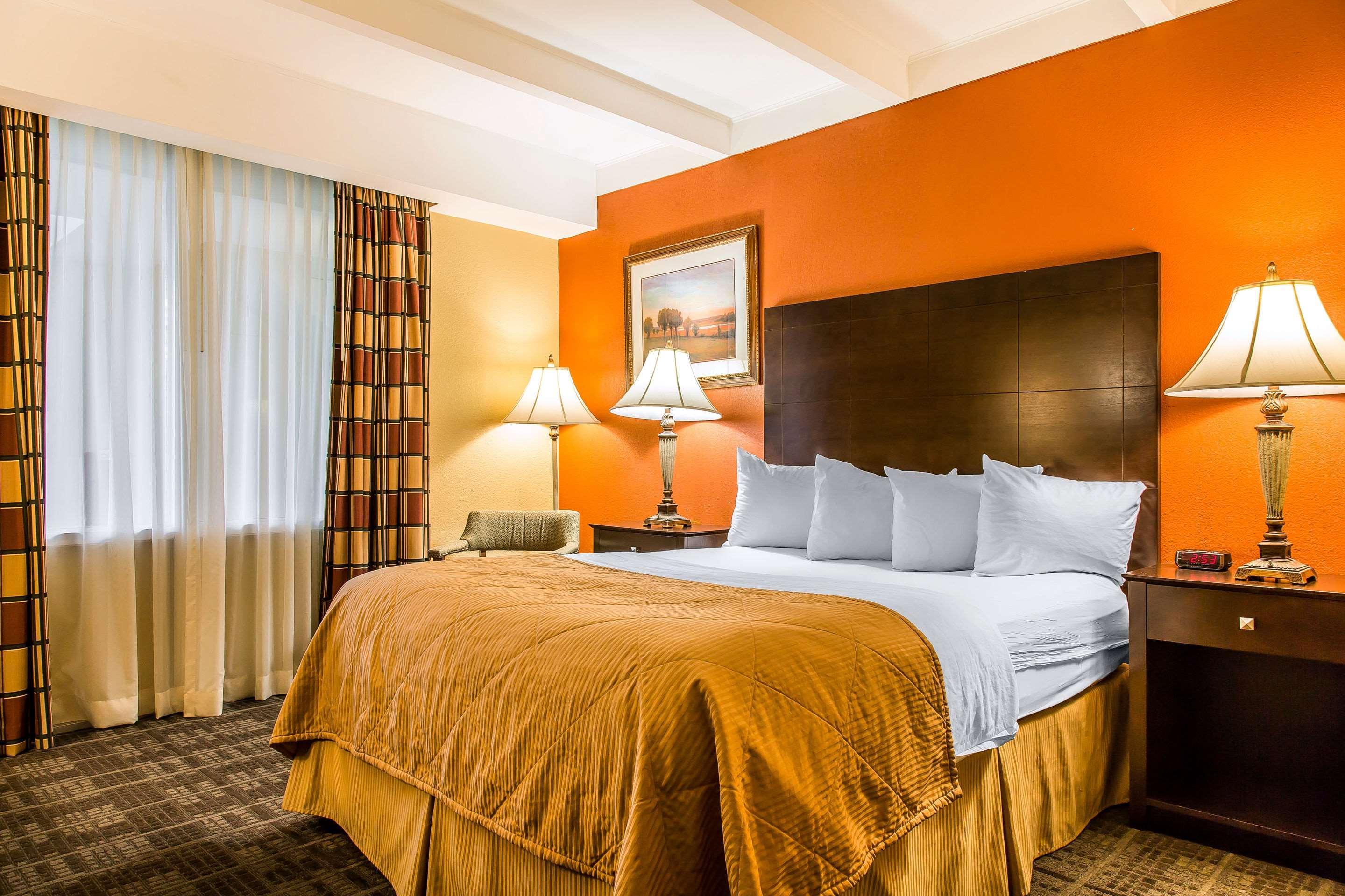Clarion Hotel & Suites Hamden-New Haven Екстериор снимка