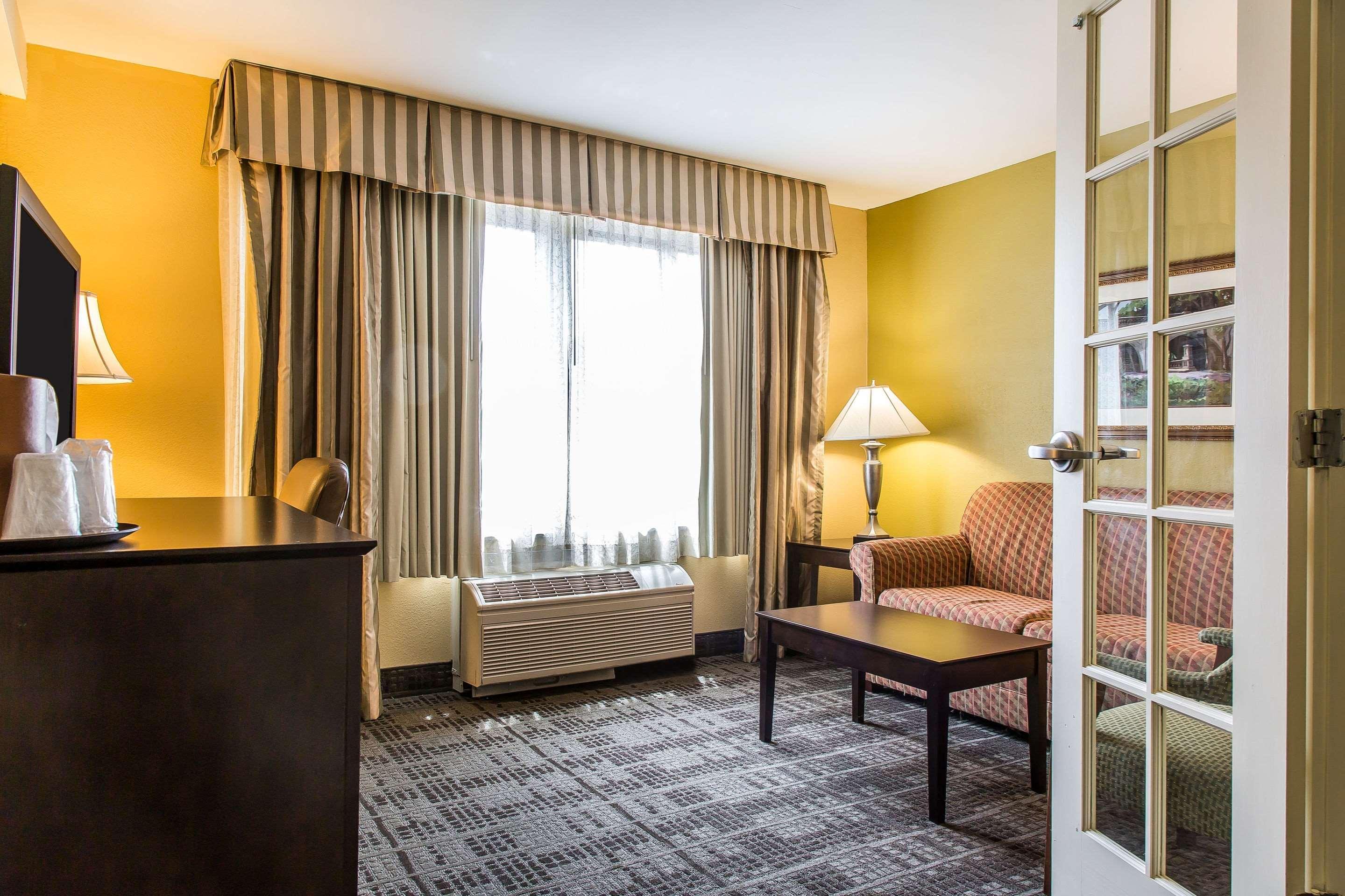 Clarion Hotel & Suites Hamden-New Haven Екстериор снимка