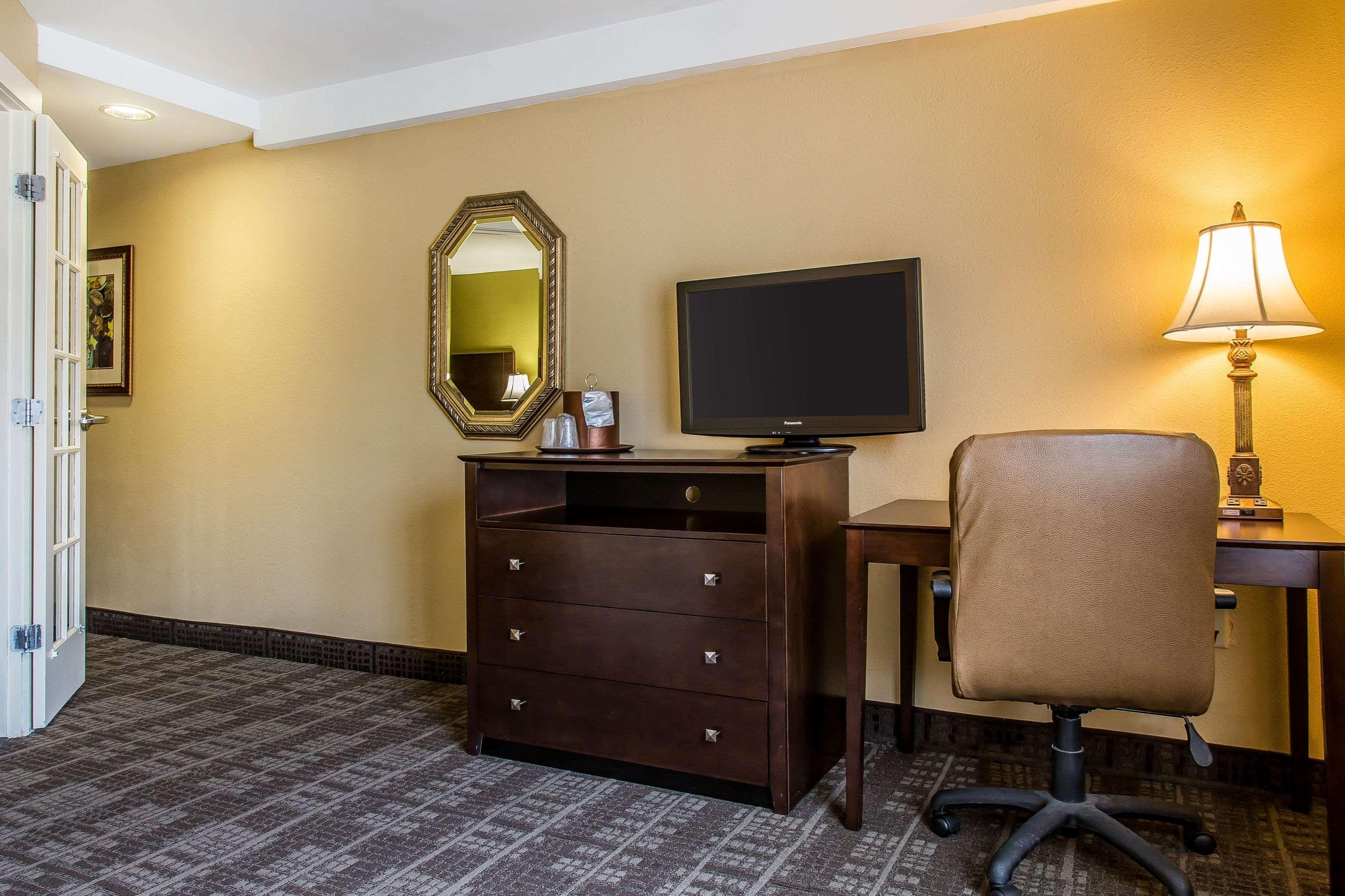 Clarion Hotel & Suites Hamden-New Haven Екстериор снимка