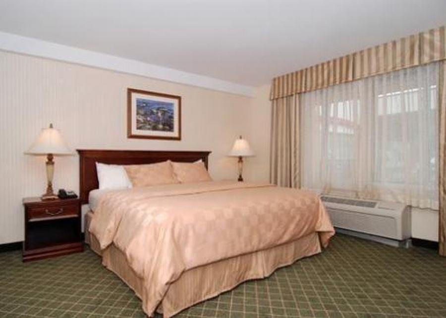 Clarion Hotel & Suites Hamden-New Haven Екстериор снимка
