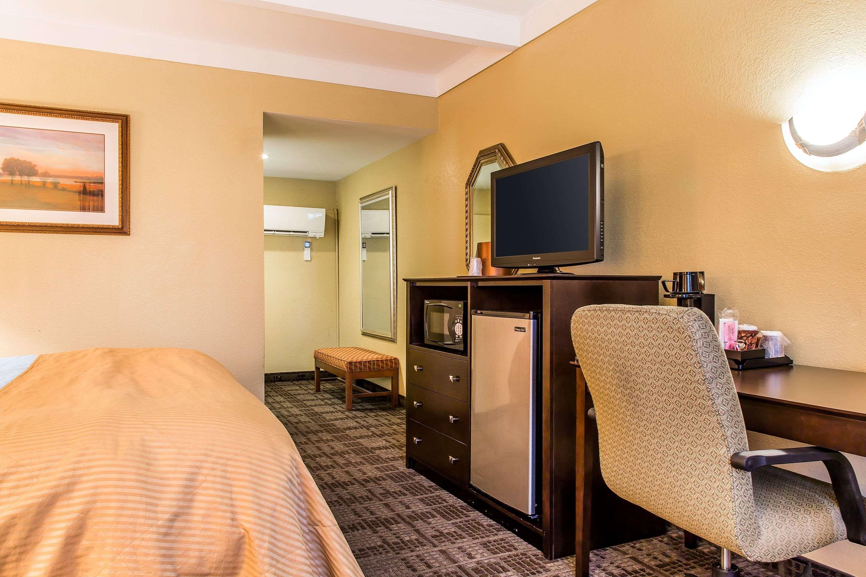 Clarion Hotel & Suites Hamden-New Haven Екстериор снимка