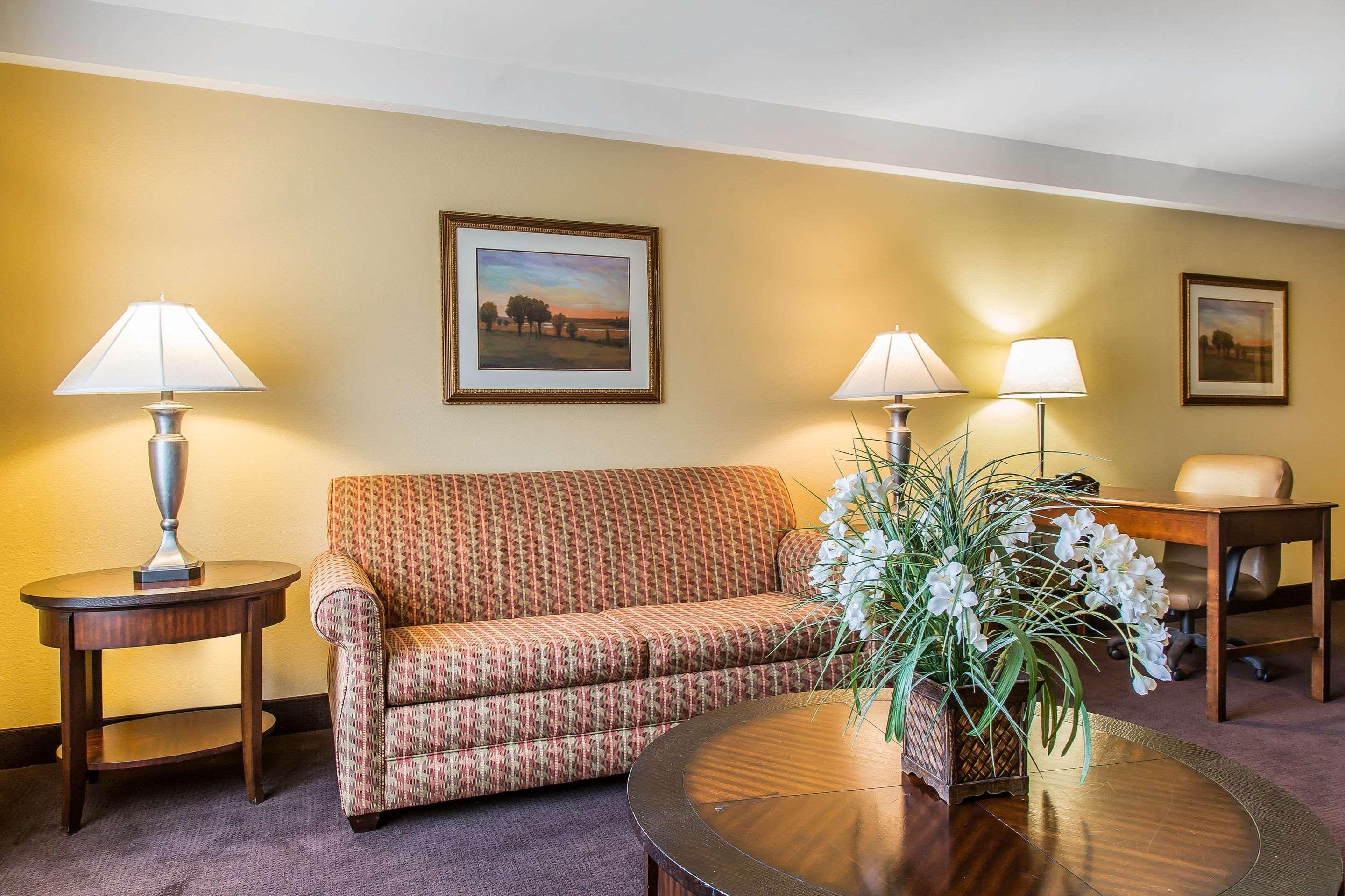 Clarion Hotel & Suites Hamden-New Haven Екстериор снимка