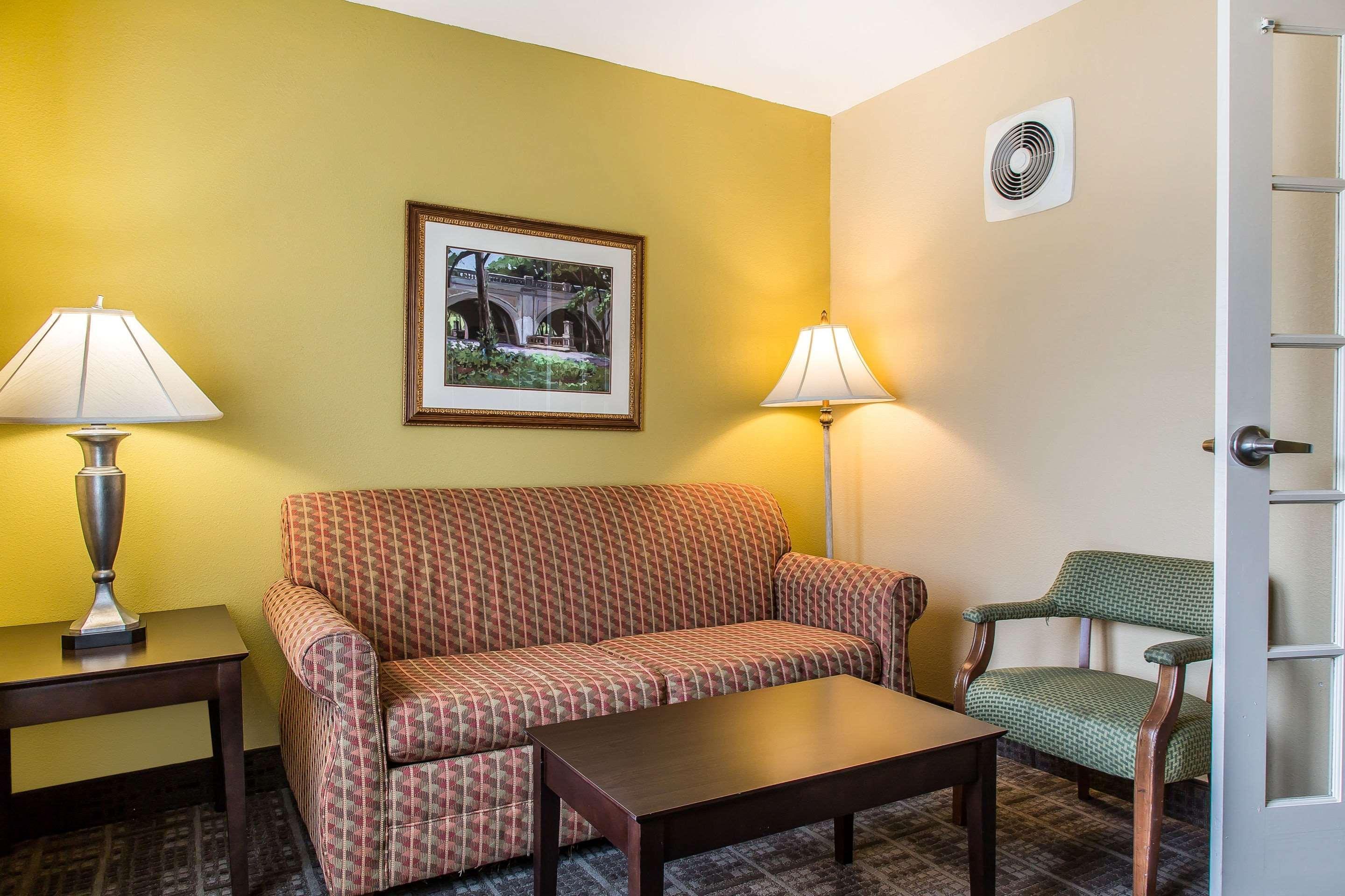 Clarion Hotel & Suites Hamden-New Haven Екстериор снимка