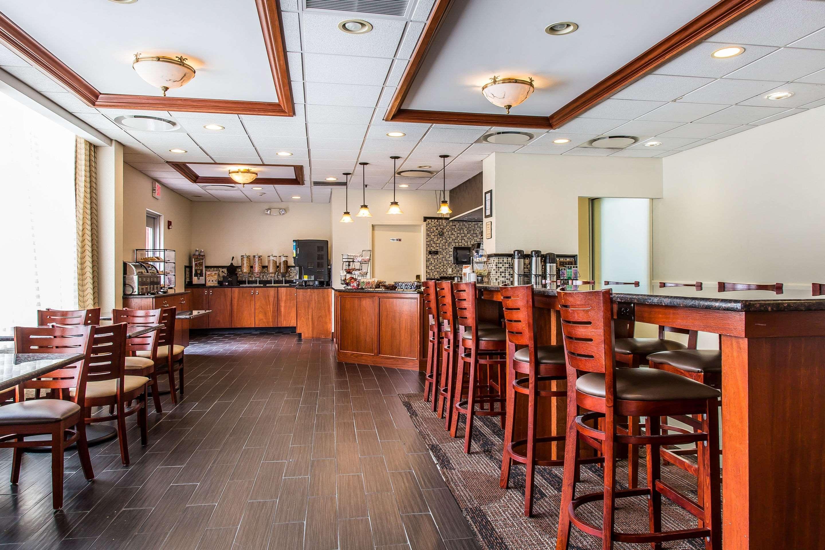 Clarion Hotel & Suites Hamden-New Haven Екстериор снимка