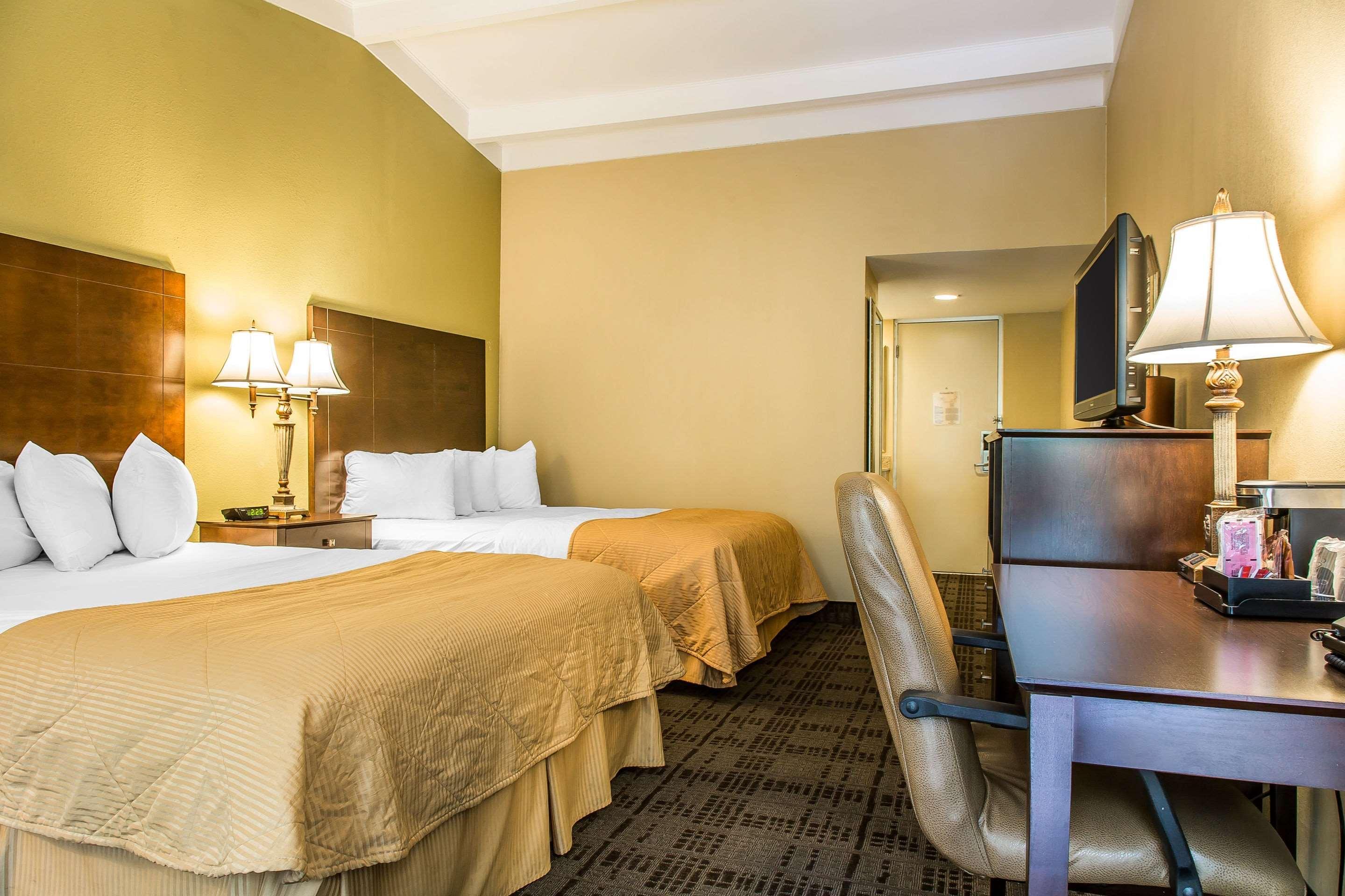 Clarion Hotel & Suites Hamden-New Haven Екстериор снимка