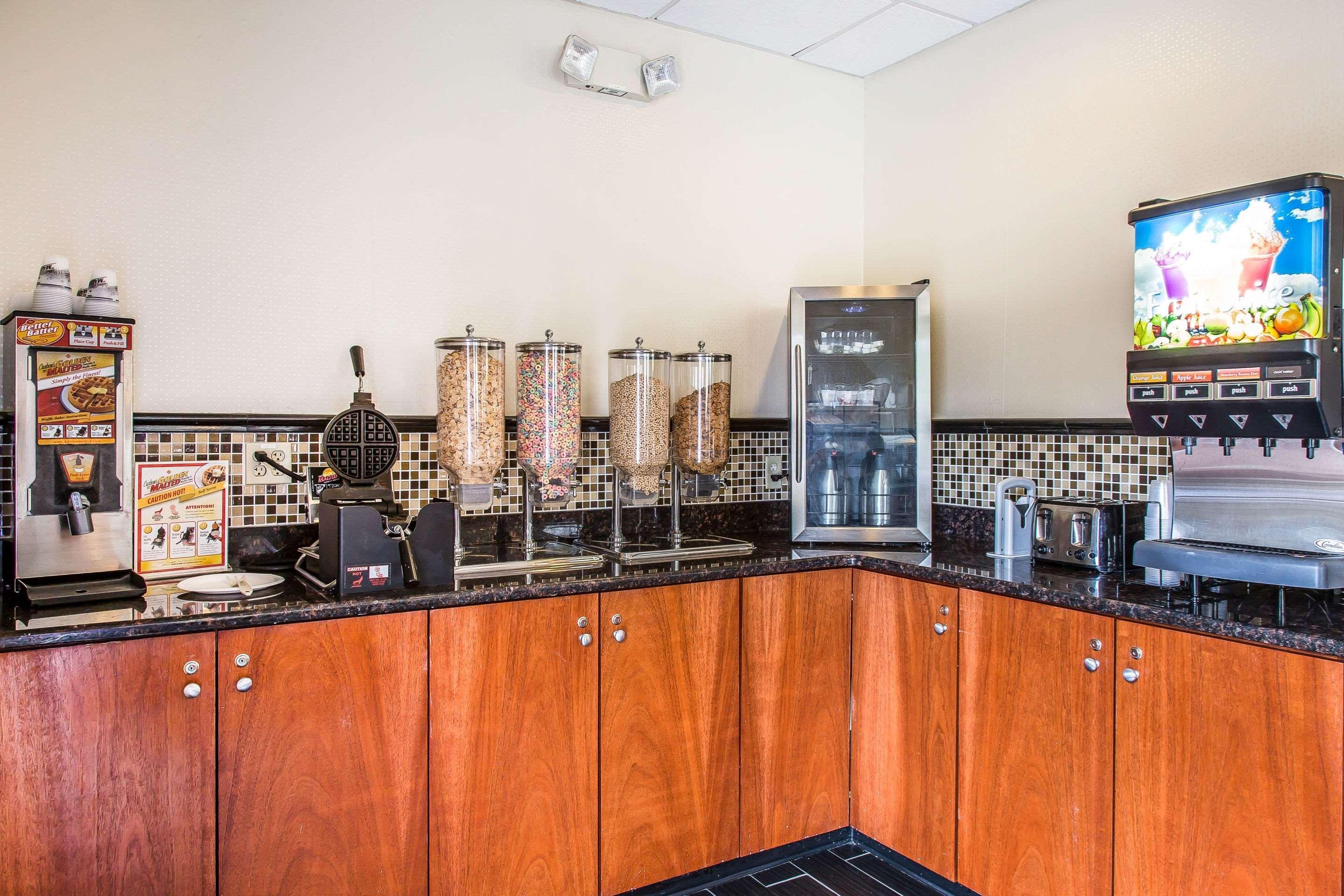 Clarion Hotel & Suites Hamden-New Haven Екстериор снимка