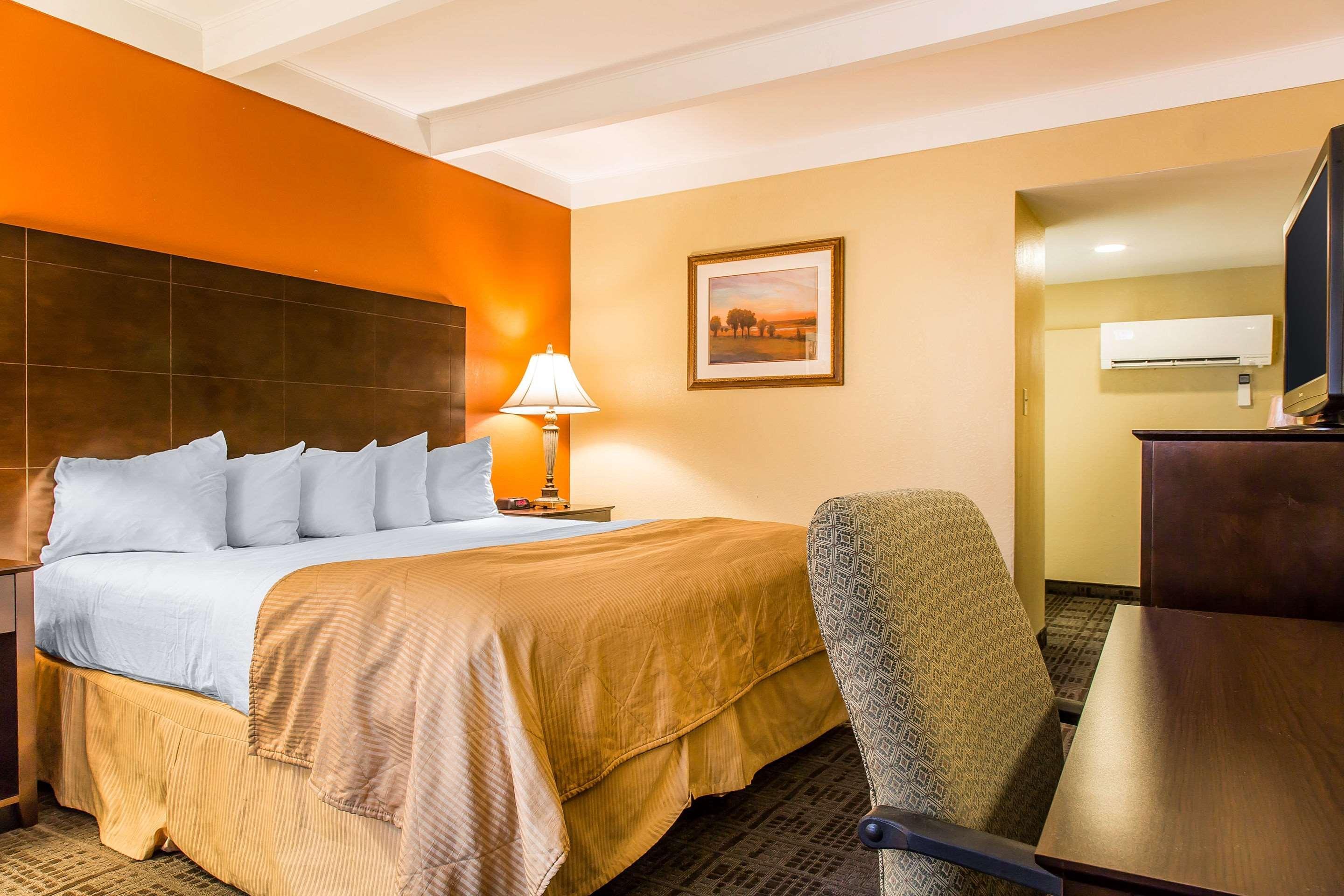 Clarion Hotel & Suites Hamden-New Haven Екстериор снимка