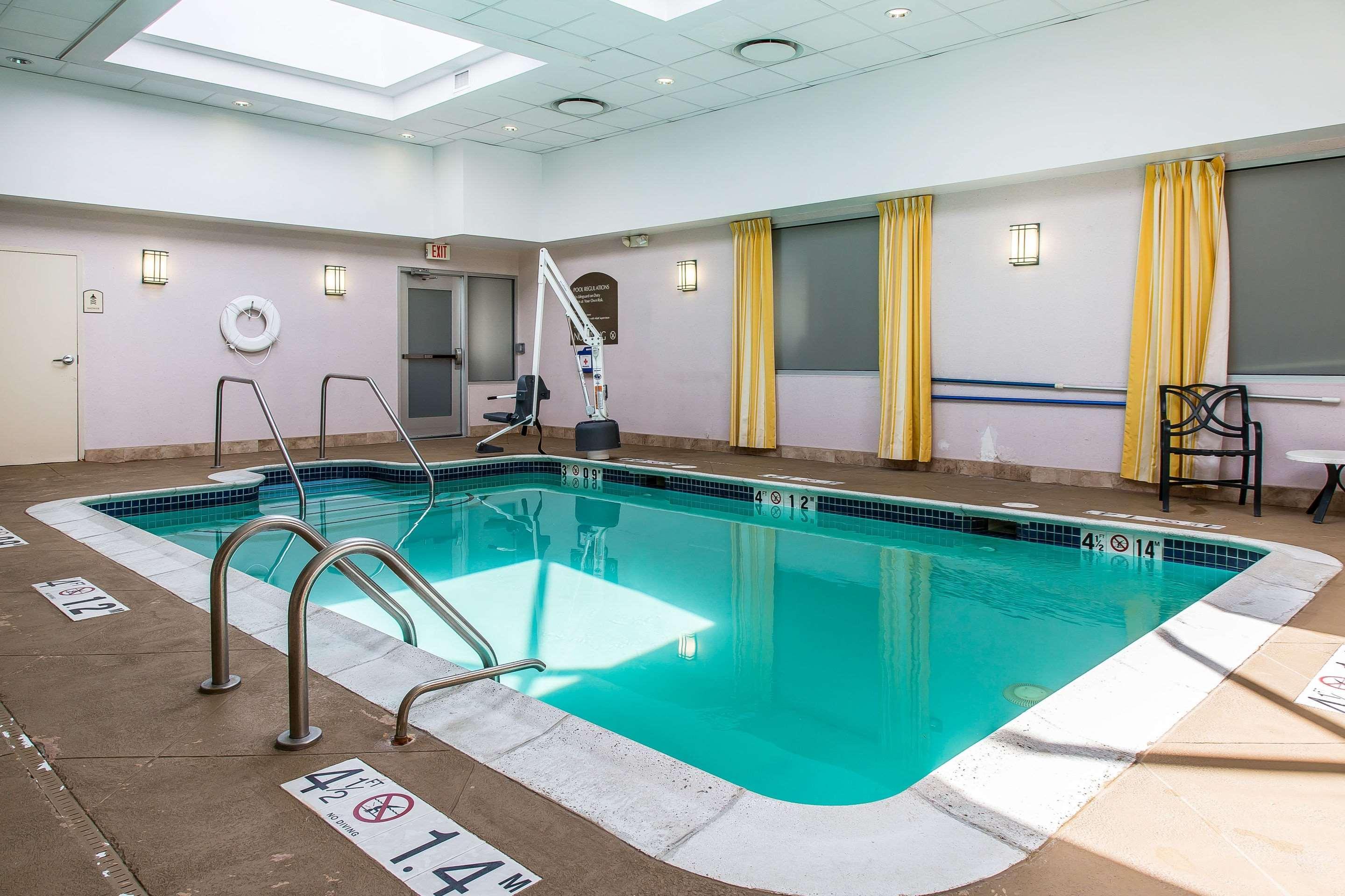Clarion Hotel & Suites Hamden-New Haven Екстериор снимка