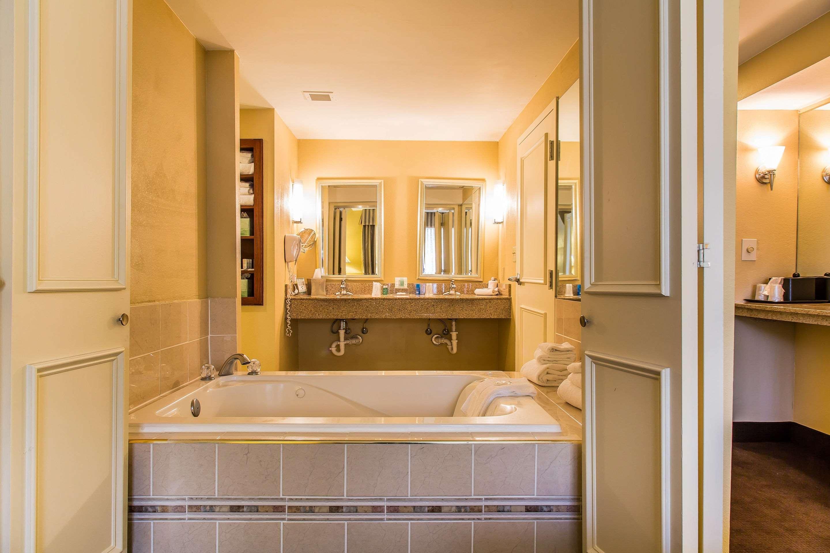 Clarion Hotel & Suites Hamden-New Haven Екстериор снимка