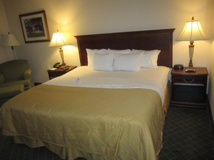Clarion Hotel & Suites Hamden-New Haven Екстериор снимка