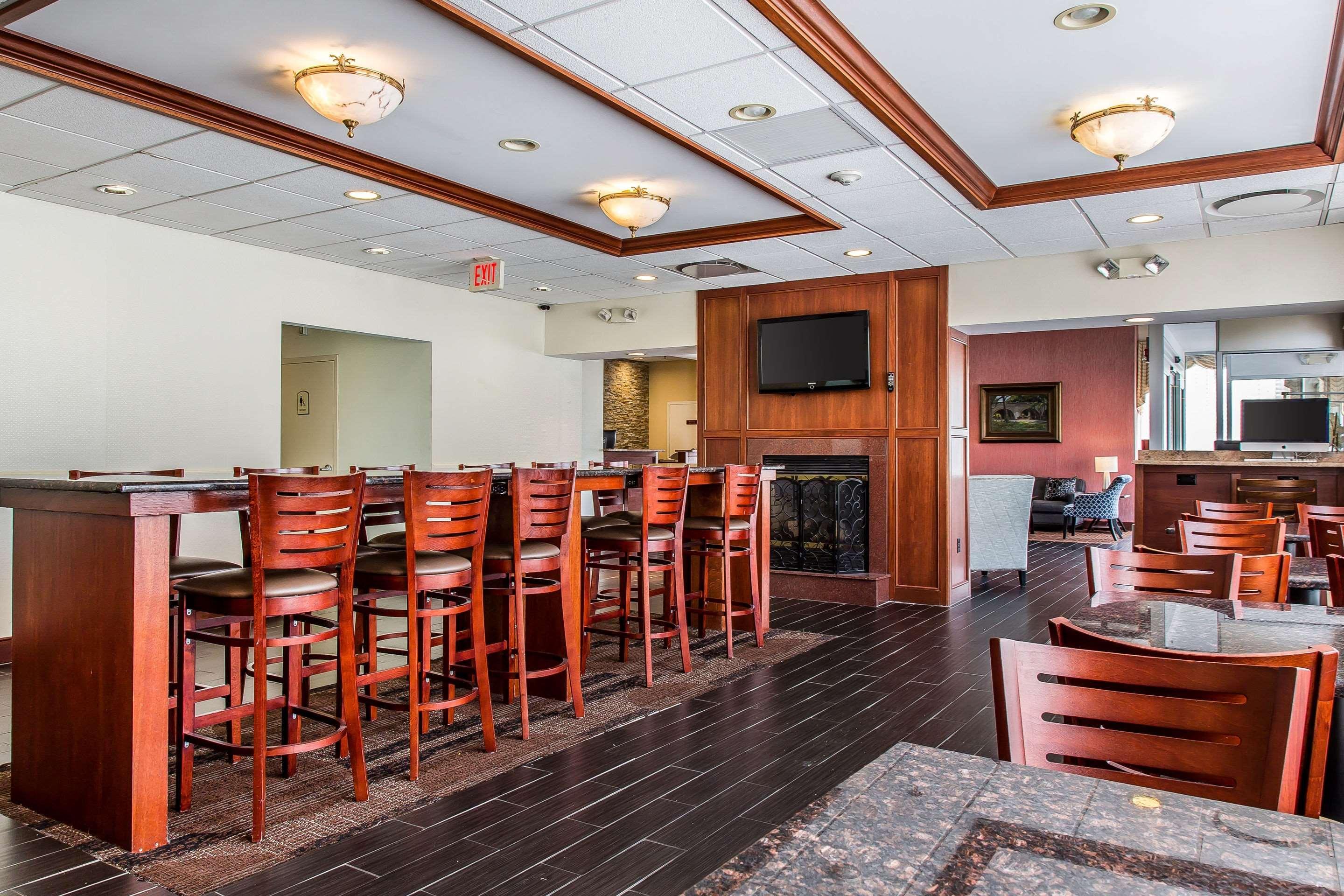 Clarion Hotel & Suites Hamden-New Haven Екстериор снимка