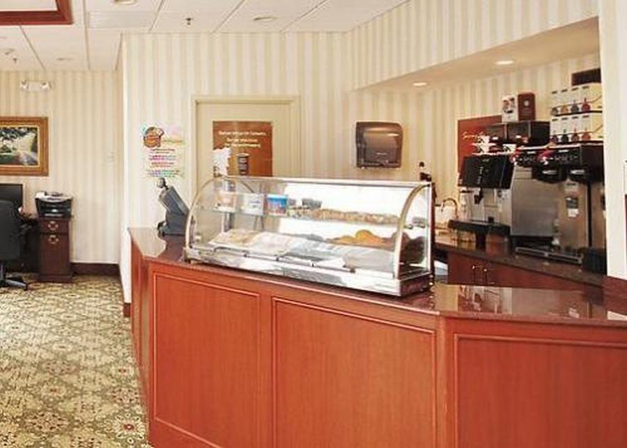 Clarion Hotel & Suites Hamden-New Haven Екстериор снимка