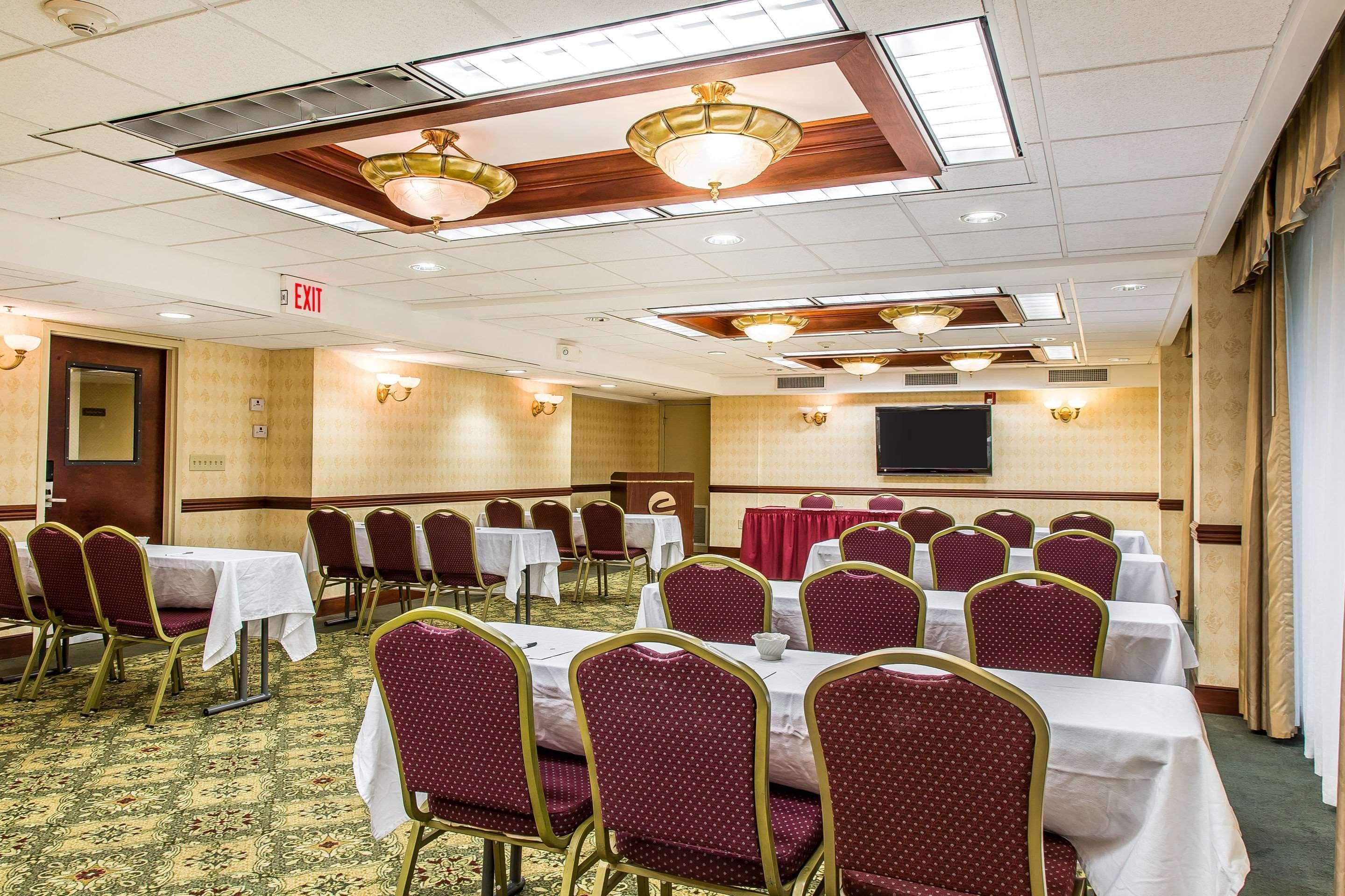 Clarion Hotel & Suites Hamden-New Haven Екстериор снимка