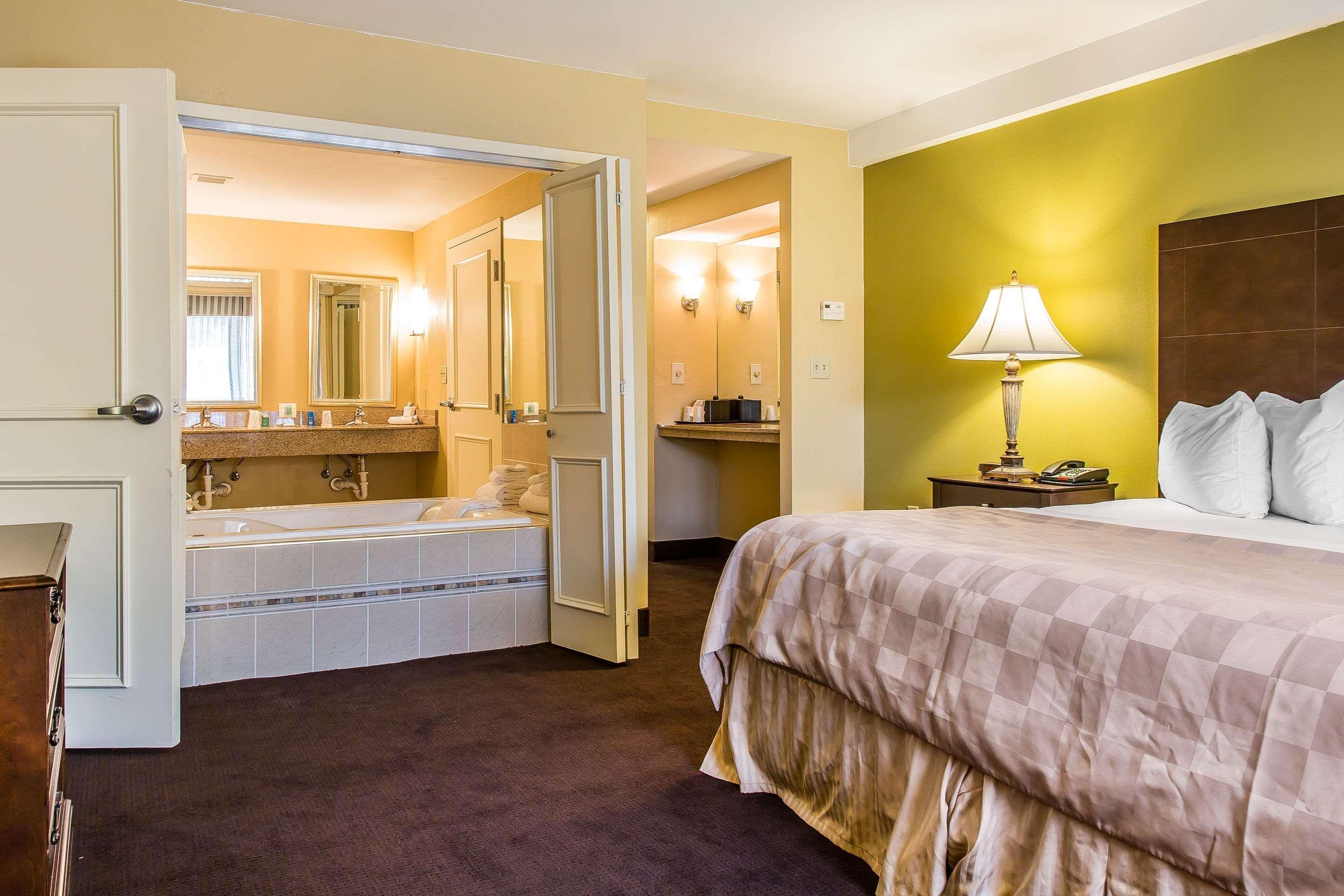 Clarion Hotel & Suites Hamden-New Haven Екстериор снимка