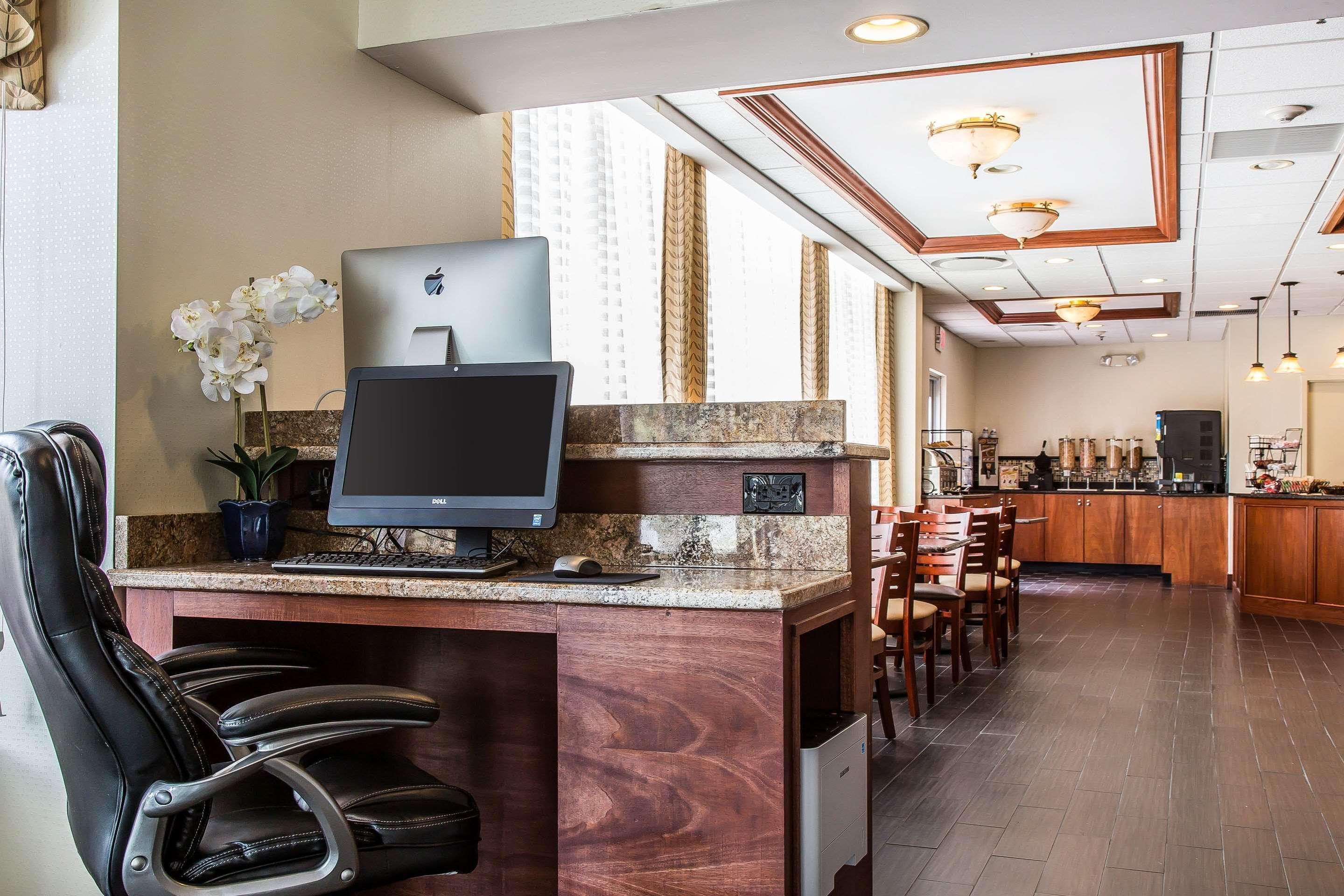 Clarion Hotel & Suites Hamden-New Haven Екстериор снимка