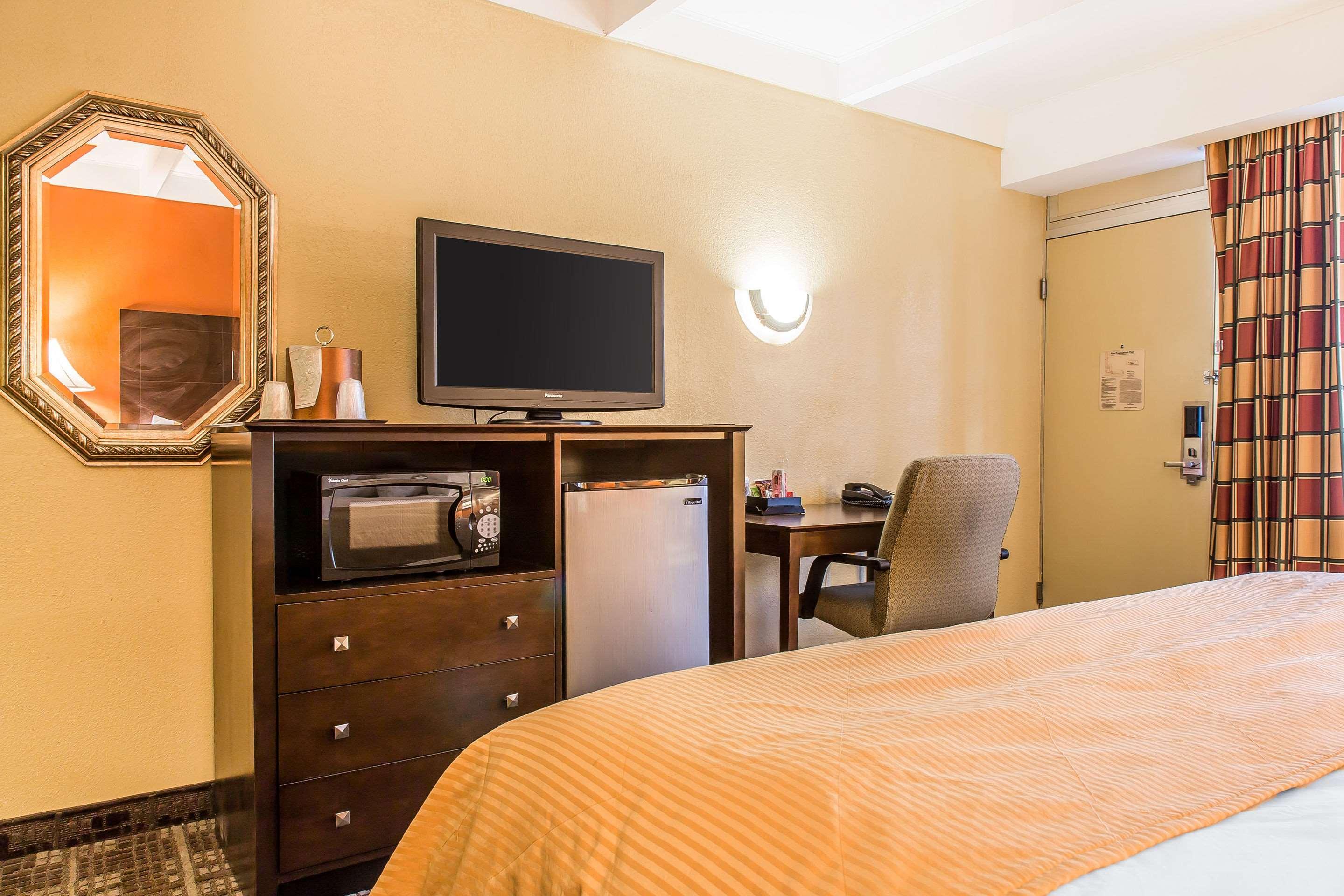 Clarion Hotel & Suites Hamden-New Haven Екстериор снимка